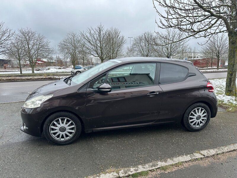 Begagnad Peugeot 208 96 HK (70 kW) 2012 Mörkbrun Halvkombi