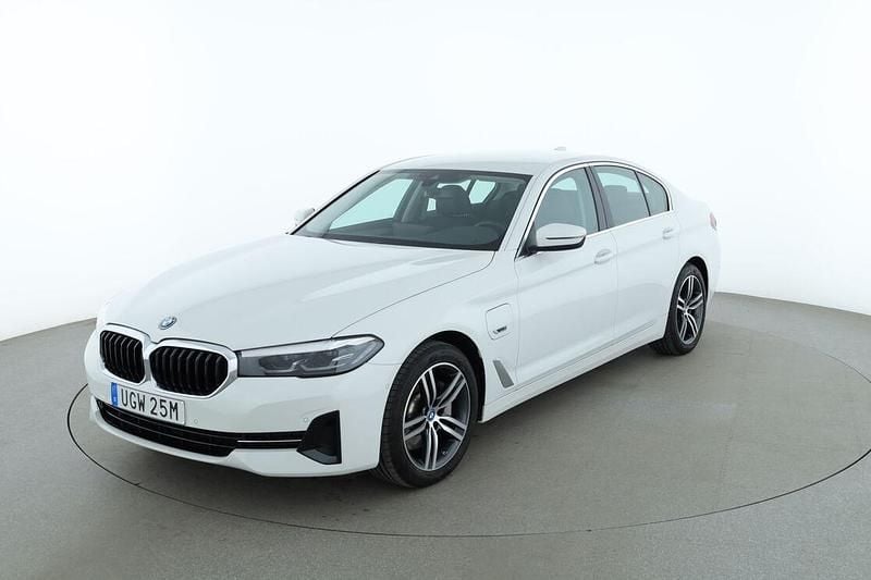 Vit Begagnad 2023 BMW 530e Sedan | 445 000 kr (Marknadspris) - Bild 1/3