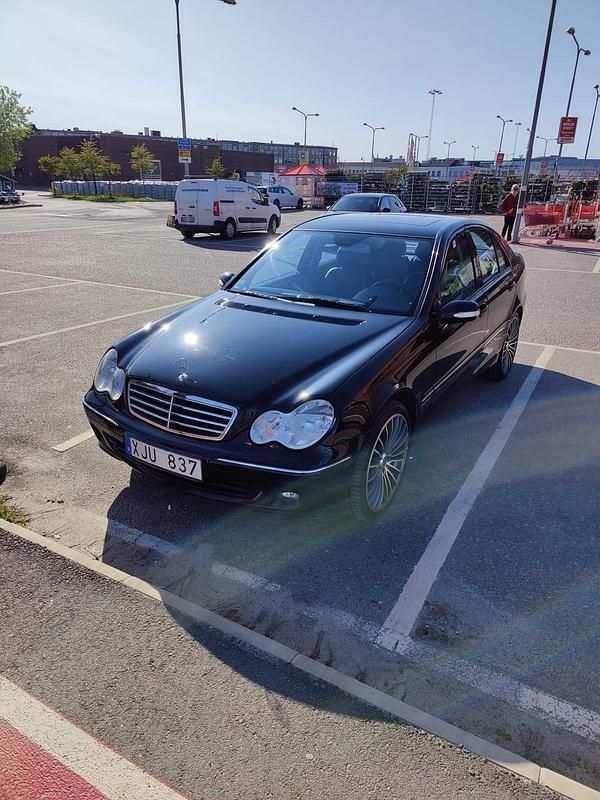 Begagnad 2006 Mercedes C230 Sedan | 48 900 kr - Bild 1/4