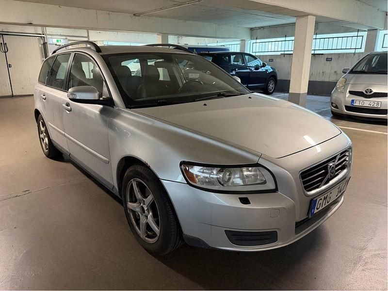 Grå Begagnad 2008 Volvo V50 Kinetic Kombi | 10 000 kr (Superpris) - Bild 1/3