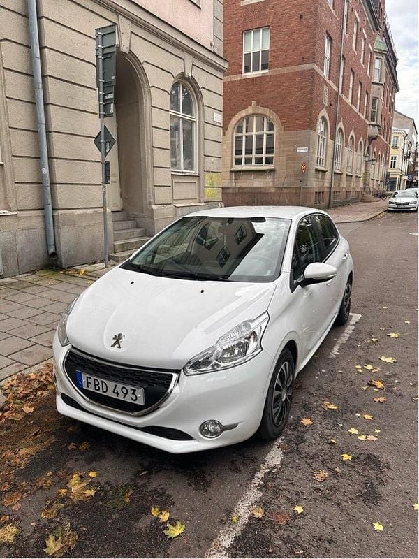 Vit Begagnad 2015 Peugeot 208 Halvkombi | 60 000 kr (Marknadspris) - Bild 1/4