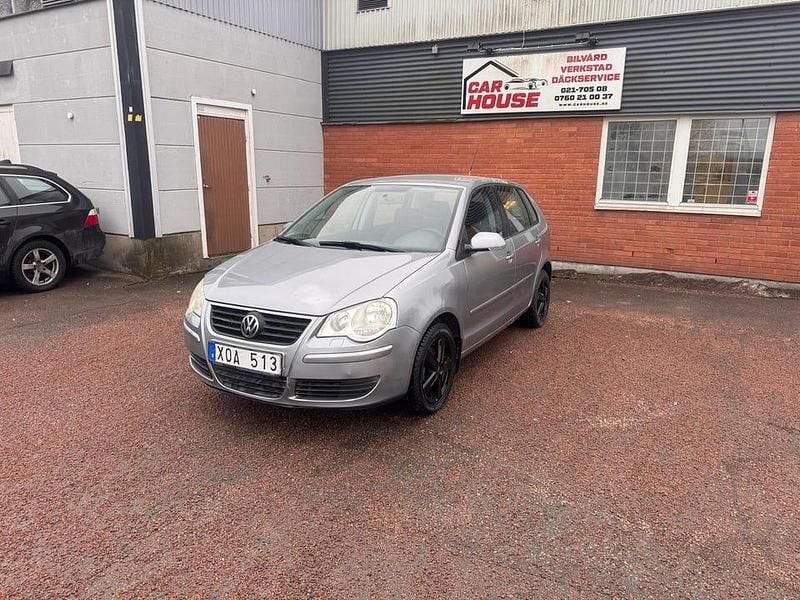 Begagnad VW Polo Comfortline 75 HK (55 kW) 2006 Silver Halvkombi