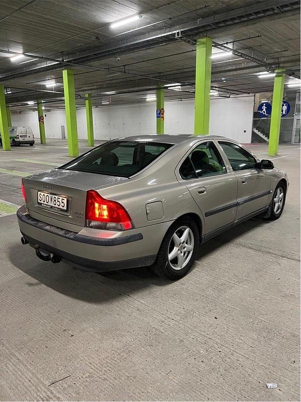 Brun Begagnad 2001 Volvo S60 Sedan | 12 500 kr (Superpris) - Bild 1/4
