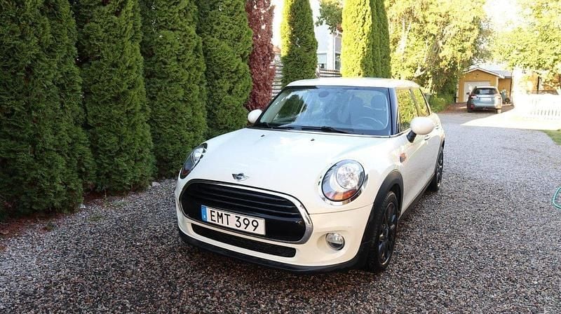 Vit Begagnad 2017 Mini Cooper Pepper Halvkombi | 120 000 kr (Bra pris) - Bild 1/4