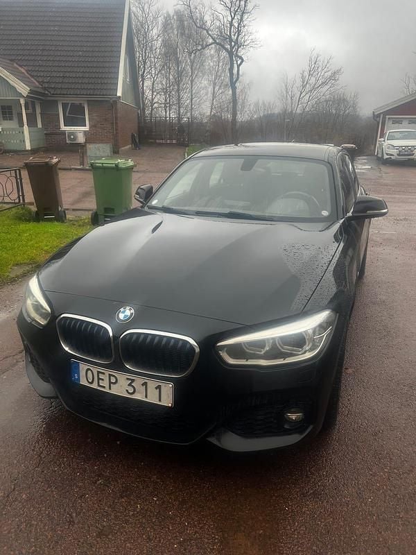 Begagnad 2017 BMW 118 Halvkombi | 135 155 kr (Bra pris) - Bild 1/4