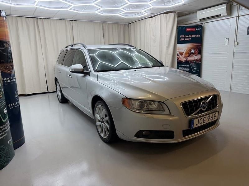 Begagnad Volvo V70 Momentum 163 HK (119 kW) 2011 Ljusgrå Kombi