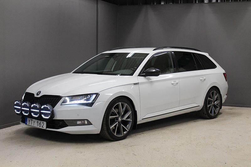 Vit Begagnad 2018 Skoda Superb Business Line Kombi | 199 000 kr (Marknadspris) - Bild 1/4