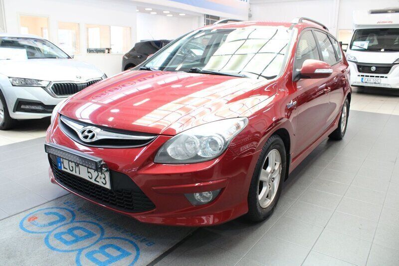 Mörkröd Begagnad 2011 Hyundai i30 Kombi | 34 900 kr (Marknadspris) - Bild 1/4