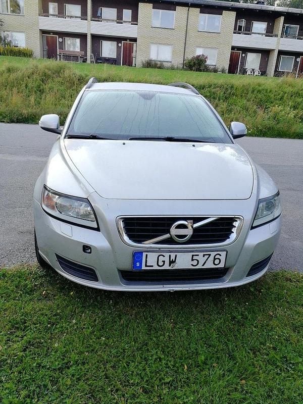 Grå Begagnad 2011 Volvo V50 Kinetic Kombi | 32 500 kr (Superpris) - Bild 1/3