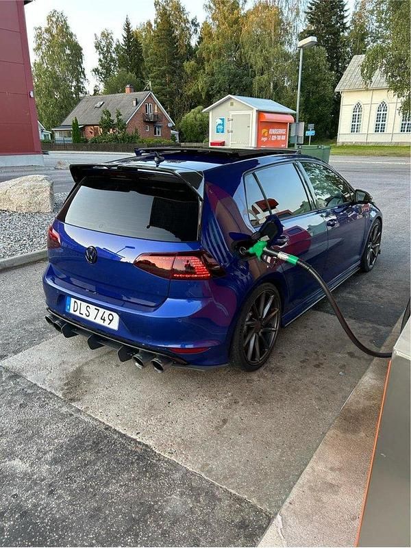 Blå Begagnad 2015 VW Golf VII R Halvkombi | 245 000 kr (Marknadspris) - Bild 1/4