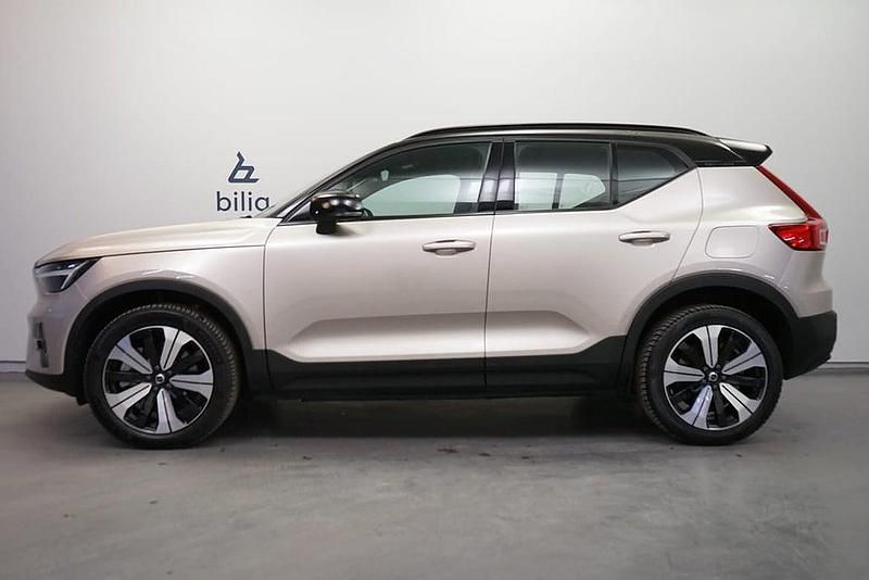 Begagnad Volvo XC40 Plus 175 kW (238 HK) 2022 Ljusgrå SUV