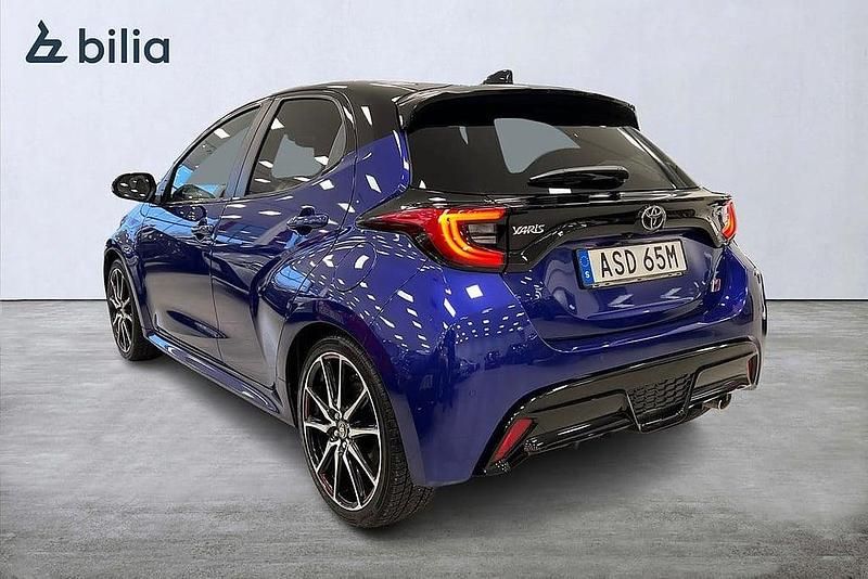 Begagnad Toyota Yaris Hybrid 132 HK (97 kW) 2024 Blå Halvkombi