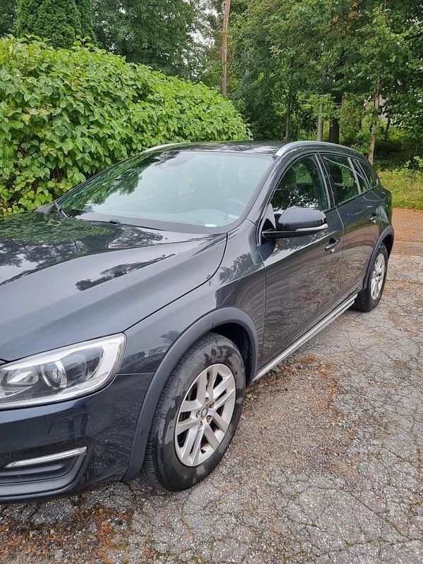 Grå Begagnad 2016 Volvo V60 CC Momentum Kombi | 135 000 kr (Marknadspris) - Bild 1/4