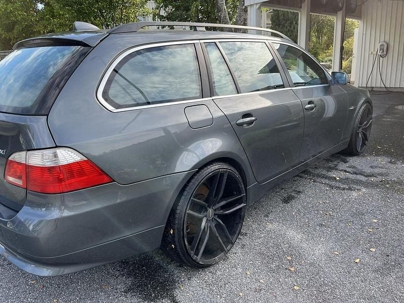 Grå Begagnad 2007 BMW 525 Kombi | 56 000 kr (Marknadspris) - Bild 1/4
