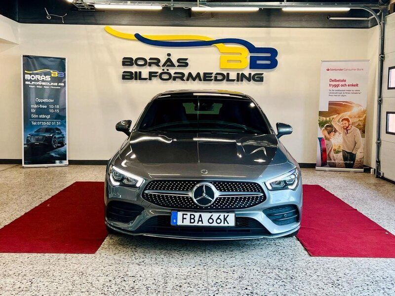 Mörkgrå Begagnad 2020 Mercedes CLA200 Sport Sportkupé | 399 900 kr (Dyr) - Bild 1/4