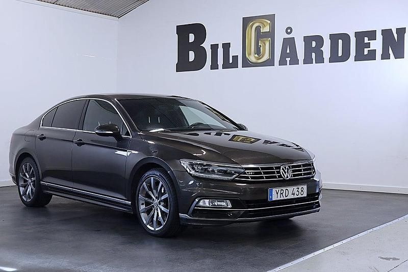 Mörkbrun (brun metallic) Begagnad 2017 VW Passat R-line Sedan | 224 900 kr (Marknadspris) - Bild 1/4