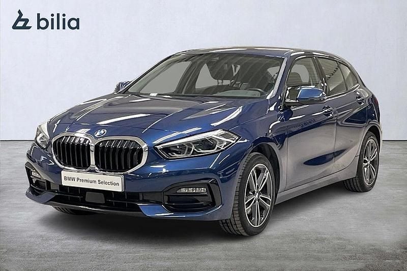 Blå Begagnad 2022 BMW 118 Sport Line Halvkombi | 264 900 kr (Marknadspris) - Bild 1/4