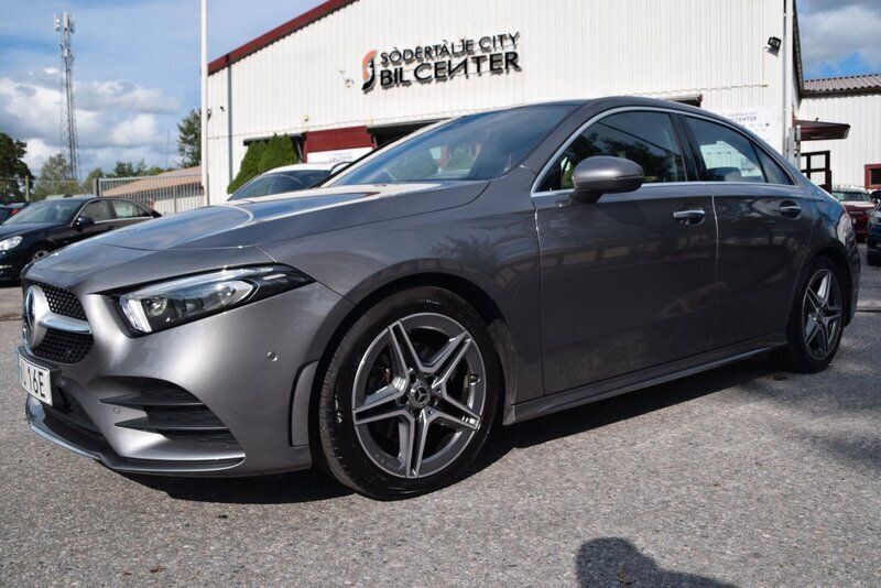 Mörkgrå Begagnad 2021 Mercedes A200 AMG Sedan | 319 990 kr (Marknadspris) - Bild 1/4