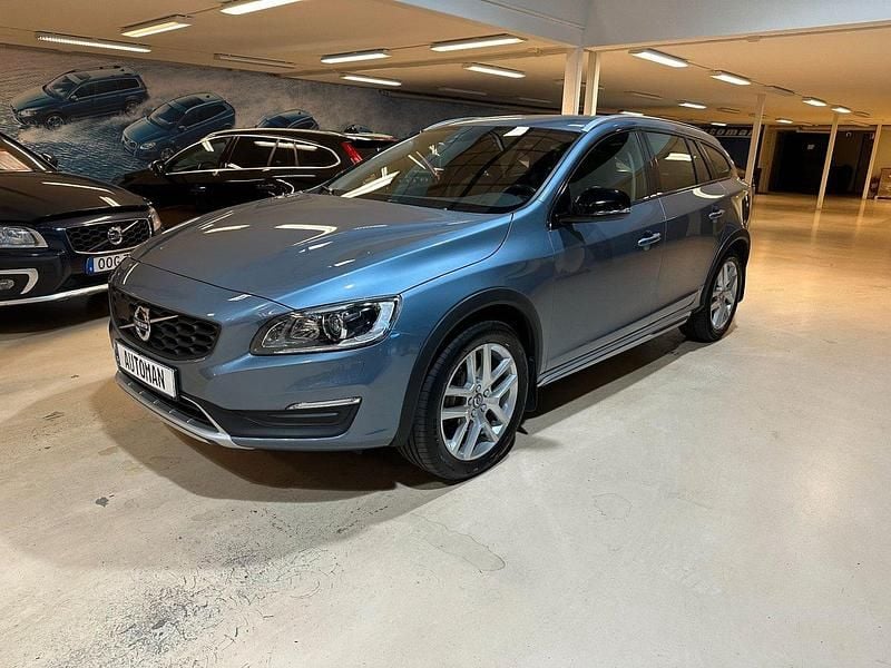 Ljusblå Begagnad 2017 Volvo V60 CC Standard Kombi | 278 900 kr (Marknadspris) - Bild 1/4