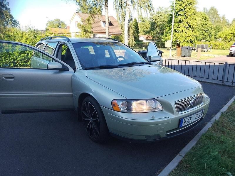 Brun Begagnad 2005 Volvo V70 Kinetic Kombi | 35 000 kr (Marknadspris) - Bild 1/1