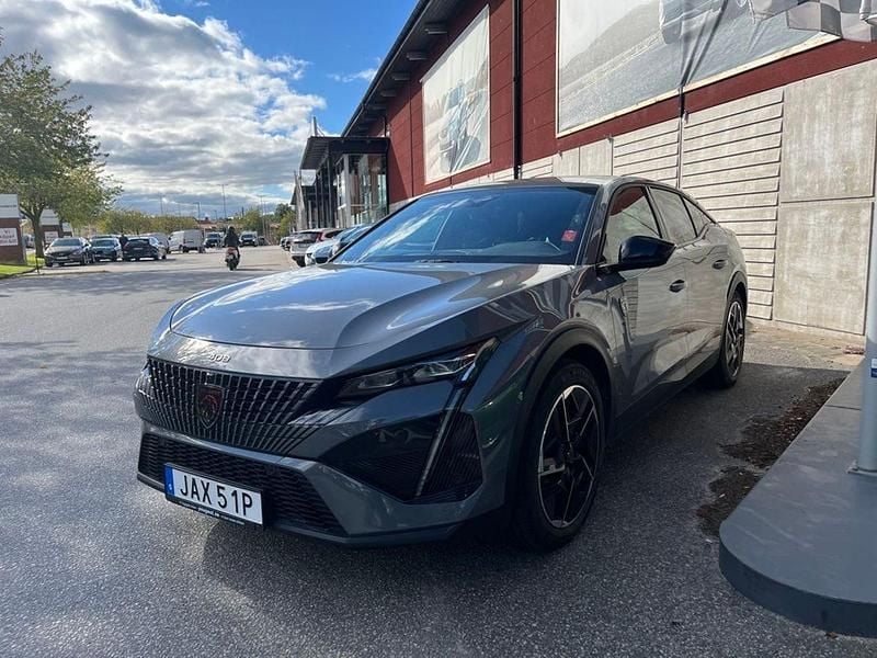 Grå Begagnad 2024 Peugeot 408 GT GTi SUV | 298 800 kr (Lite dyr) - Bild 1/4