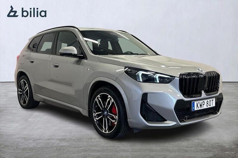 Grå Begagnad 2024 BMW X1 M Sport SUV | 599 000 kr - Bild 1/4