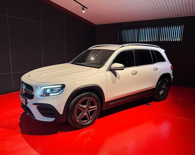 Vit Begagnad 2020 Mercedes GLB200 AMG SUV | 349 900 kr (Dyr) - Bild 1/4