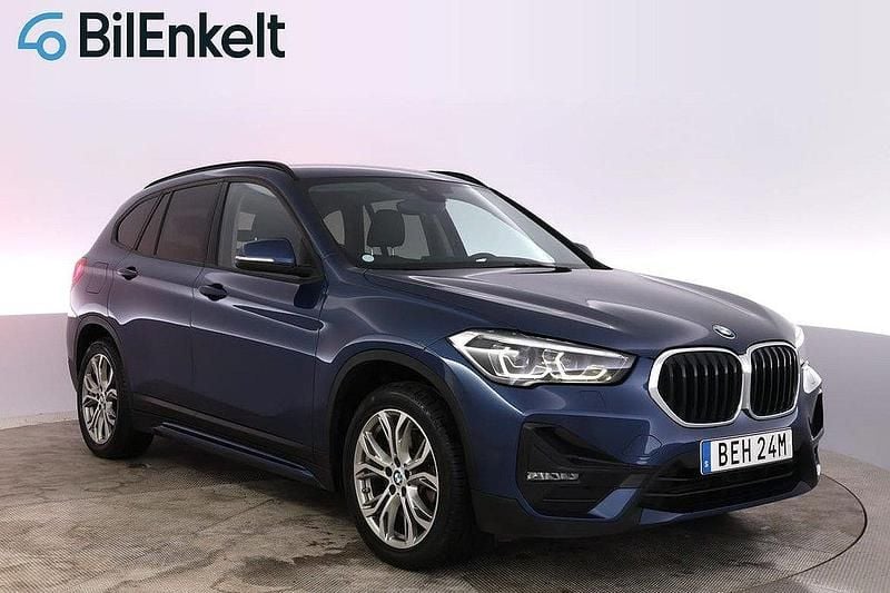 Blå Begagnad 2021 BMW X1 Sport Line SUV | 308 900 kr (Marknadspris) - Bild 1/4