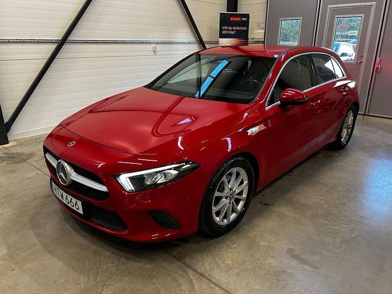 Röd Begagnad 2019 Mercedes A180 Halvkombi | 199 600 kr (Bra pris) - Bild 1/4