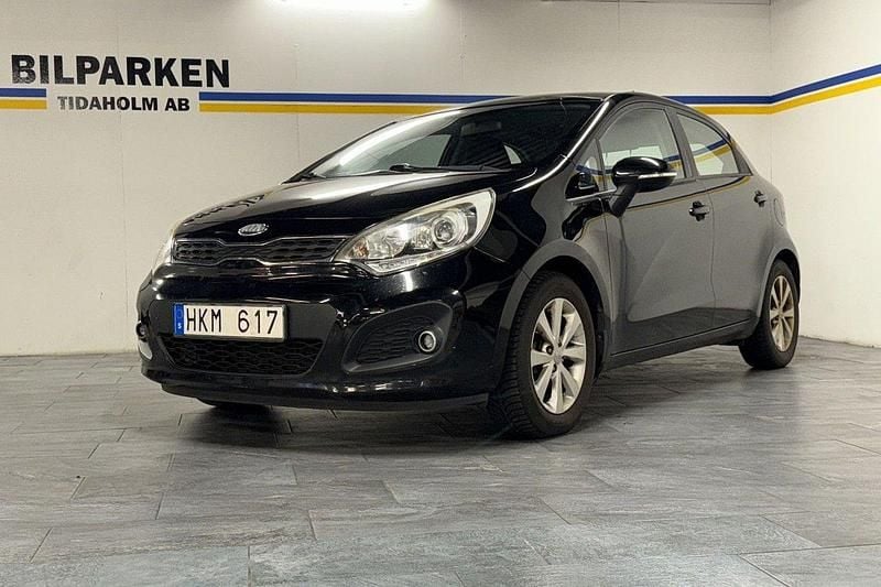 Svart Begagnad 2012 Kia Rio Halvkombi | 49 900 kr (Marknadspris) - Bild 1/4