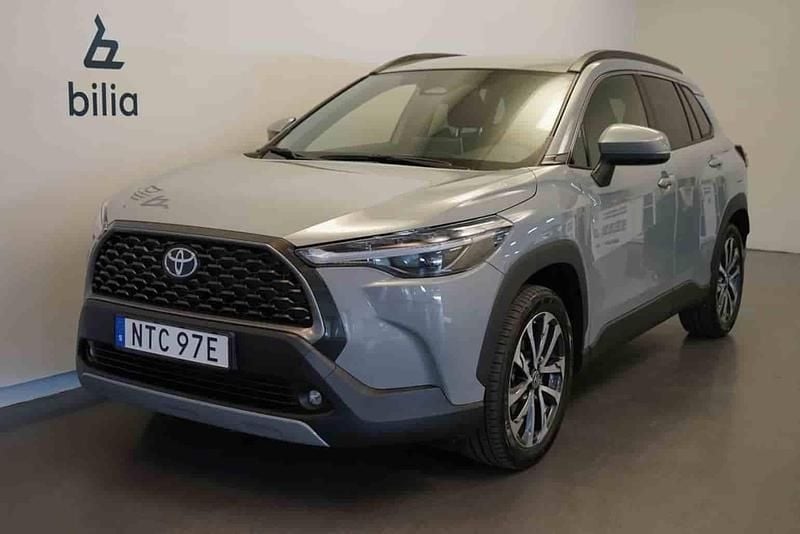 Grå Begagnad 2024 Toyota Corolla Cross Style SUV | 379 500 kr (Marknadspris) - Bild 1/1