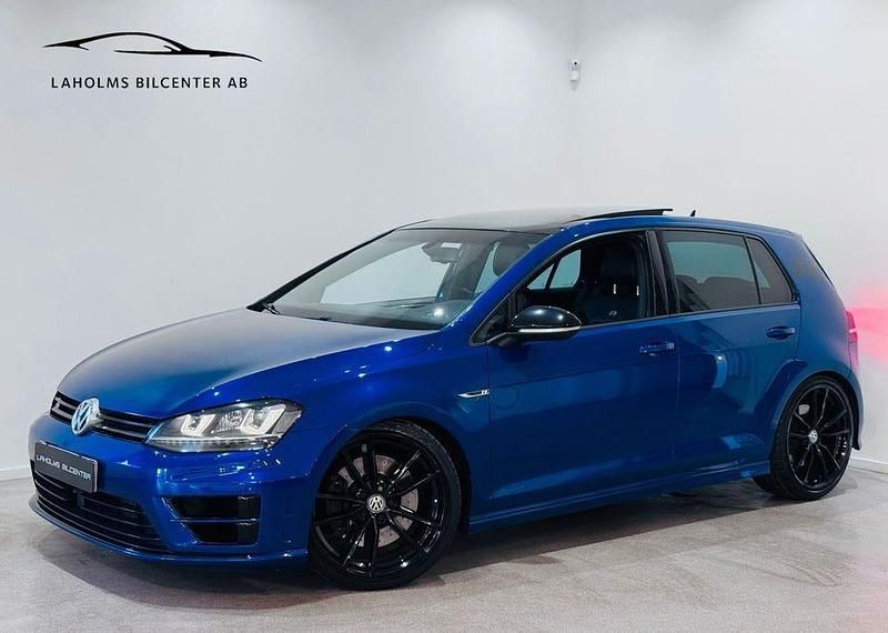 Mörkblå (blå) Begagnad 2016 VW Golf VII R Halvkombi | 229 900 kr (Marknadspris) - Bild 1/4