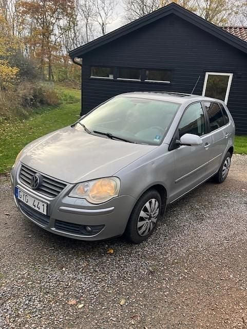 Silver Begagnad 2008 VW Polo Comfortline Halvkombi | 24 900 kr (Marknadspris) - Bild 1/4
