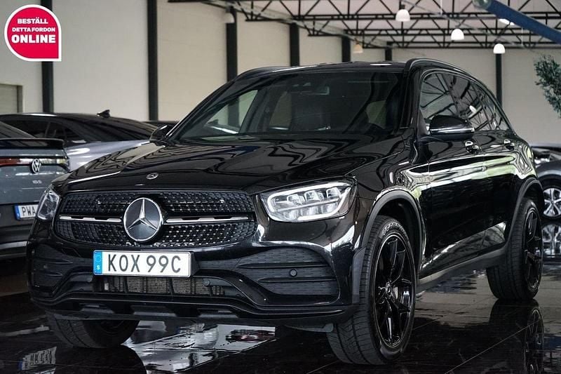 Svart Begagnad 2021 Mercedes GLC300e AMG SUV | 354 500 kr (Marknadspris) - Bild 1/4