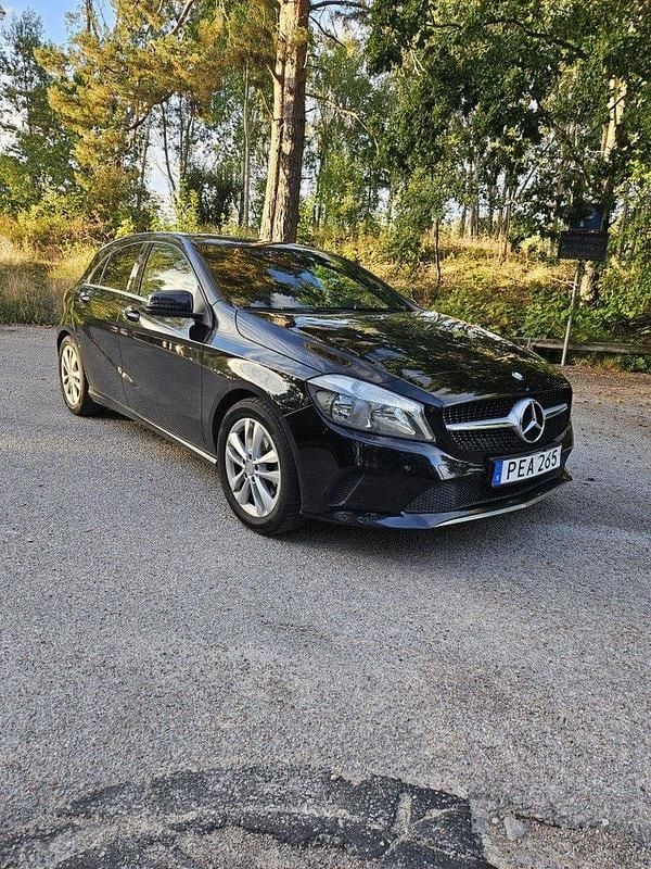 Svart Begagnad 2017 Mercedes A180 Halvkombi | 149 000 kr (Bra pris) - Bild 1/4