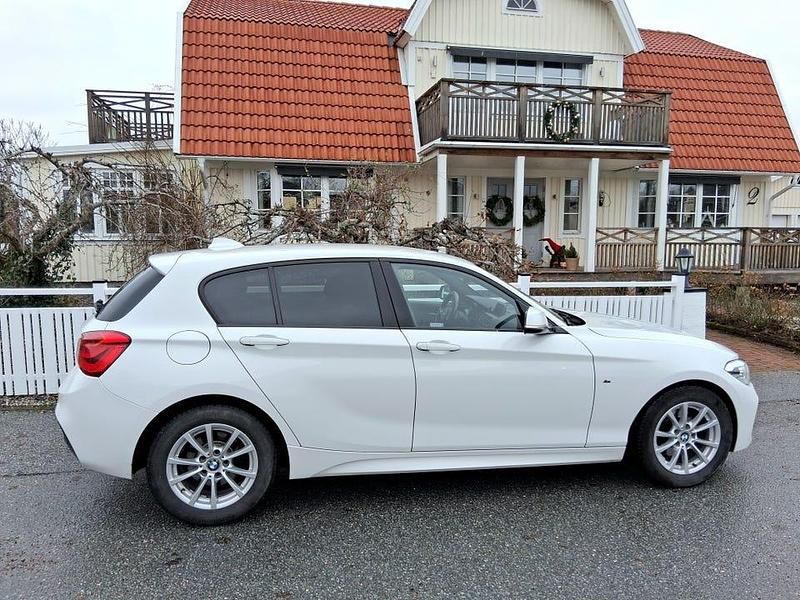 Begagnad 2017 BMW 118 M Sport Halvkombi | 148 500 kr (Marknadspris) - Bild 1/4