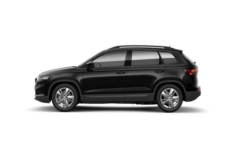 Svart (black magic pärleffekt me) Ny 2025 Skoda Karoq Selection SUV | 359 900 kr (Marknadspris) - Bild 1/2