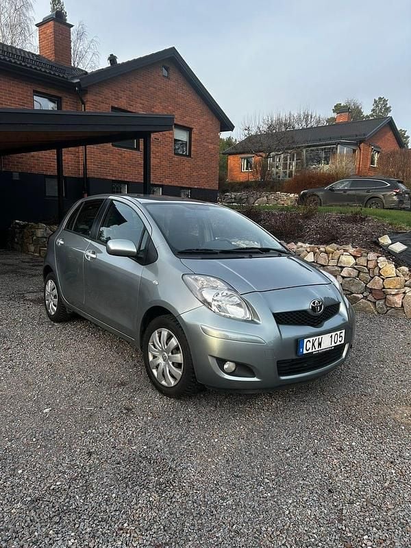 Begagnad 2010 Toyota Yaris Halvkombi | 54 000 kr (Marknadspris) - Bild 1/4