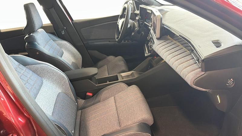 Begagnad Renault 4 E-Tech Techno 110 kW (150 HK) 2025 Röd (red) SUV