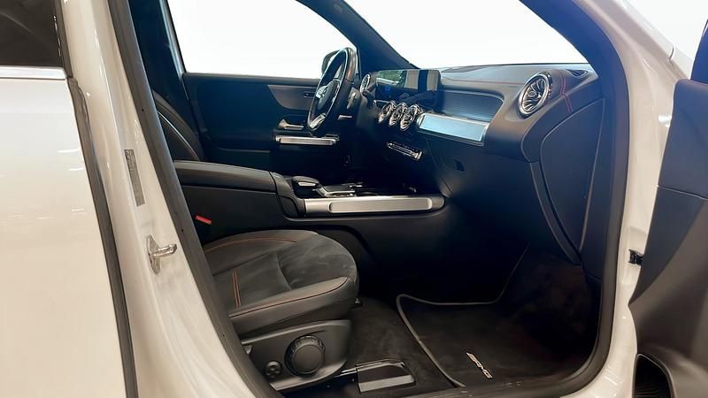 Begagnad Mercedes EQB300 AMG line 167 kW (228 HK) 2022 Vit SUV