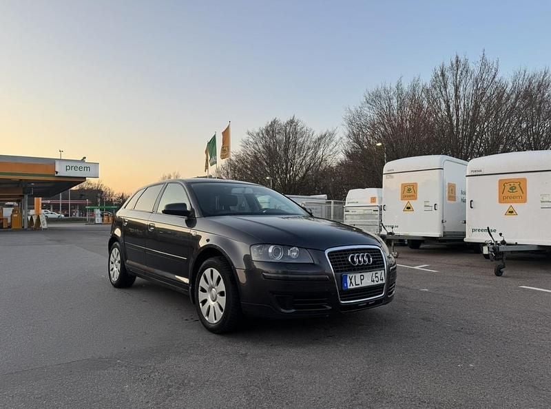 Grå Begagnad 2006 Audi A3 Sportback Attraction Halvkombi | 23 000 kr (Bra pris) - Bild 1/4