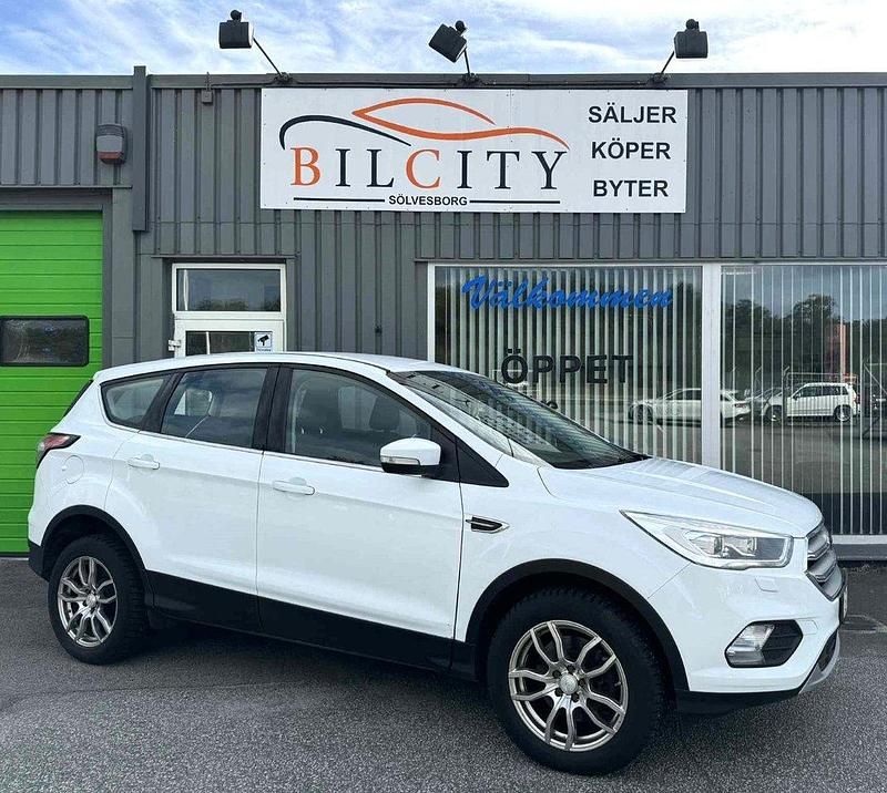 Vit Begagnad 2019 Ford Kuga Trend SUV | 149 900 kr (Superpris) - Bild 1/4