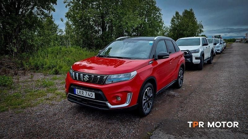 Röd Begagnad 2023 Suzuki Vitara SUV | 269 000 kr (Marknadspris) - Bild 1/1
