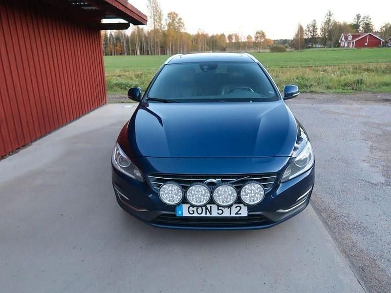Begagnad Volvo V60 Ocean Race 181 HK (133 kW) 2015 Blå Kombi