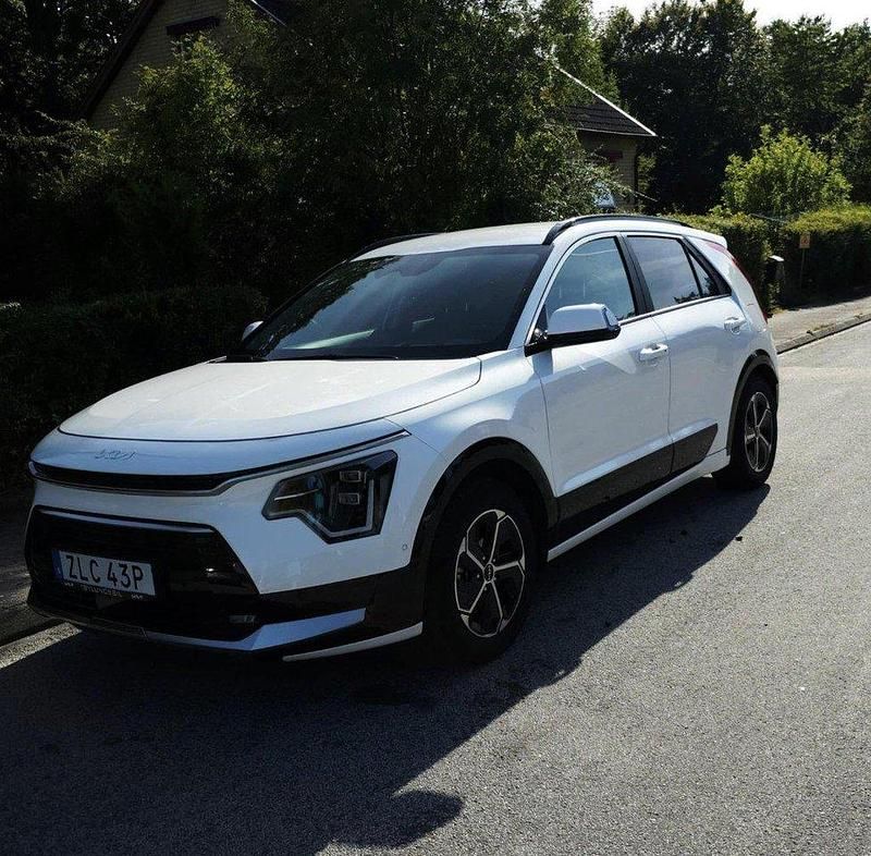 Vit Begagnad 2025 Kia Niro Advance SUV | 354 900 kr (Marknadspris) - Bild 1/4