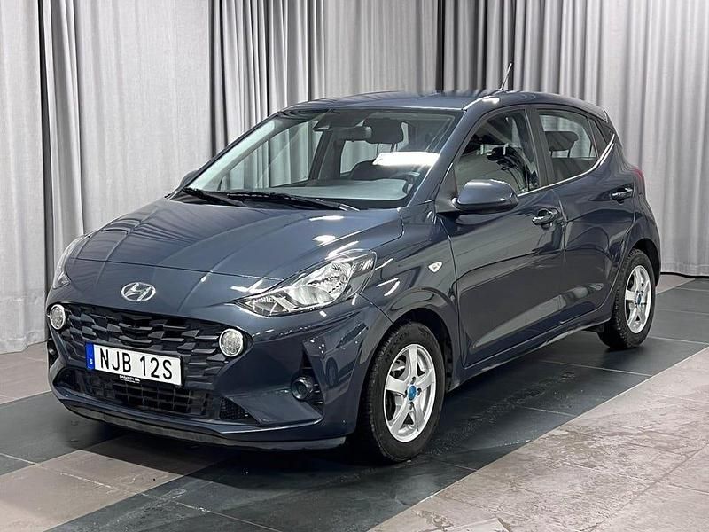 Grå Begagnad 2022 Hyundai i10 Essential Halvkombi | 139 800 kr (Marknadspris) - Bild 1/4