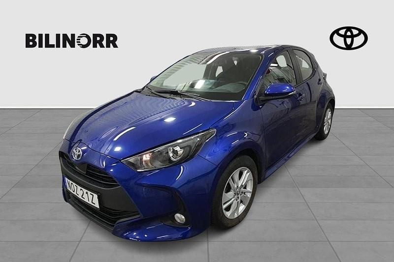 Mörkblå (blå) Begagnad 2022 Toyota Yaris Hybrid Active Halvkombi | 199 900 kr (Marknadspris) - Bild 1/4