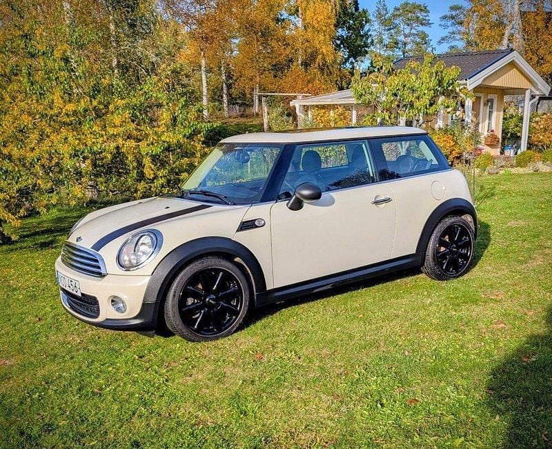 Vit Begagnad 2013 Mini ONE Halvkombi | 95 000 kr (Marknadspris) - Bild 1/4