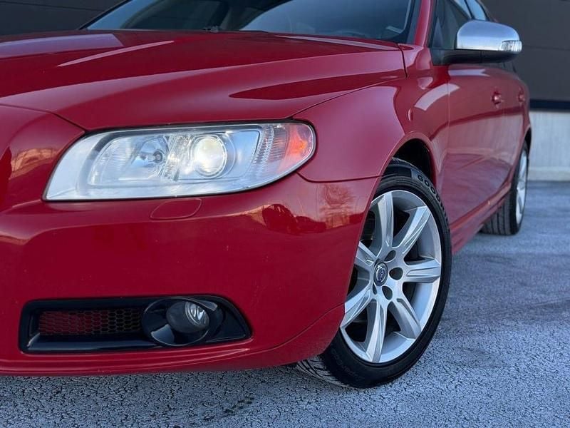 Begagnad Volvo V70 R-Design 180 HK (132 kW) 2011 Röd Kombi