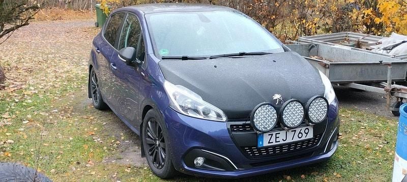 Blå Begagnad 2018 Peugeot 208 Halvkombi | 94 500 kr (Marknadspris) - Bild 1/4